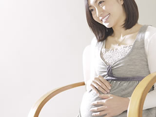 妊娠の幸せを感じている女性