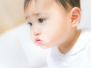 原因を探ろうと必死の赤ちゃん