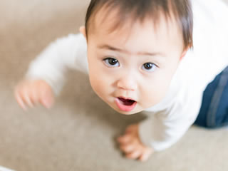 病名を知り謎が深まりハイハイする赤ちゃん