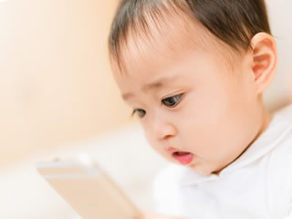 スマホで調べ物を検索中の赤ちゃん