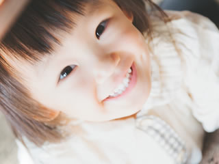 素敵な笑顔で見つめる子供