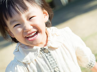 熱が下がり公園で元気に走り回る子供