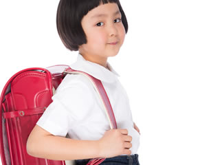 ランドセルを背負った笑顔の小学生