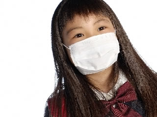 感染予防のマスクをする小学生