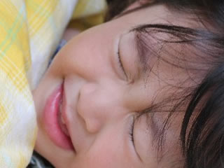 熱が出て泣きじゃくる幼児