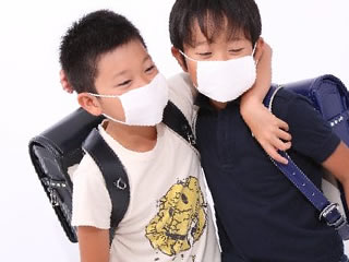 マスク姿を楽しむ小学生