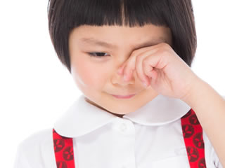 喉が痛くて泣きじゃくる子供