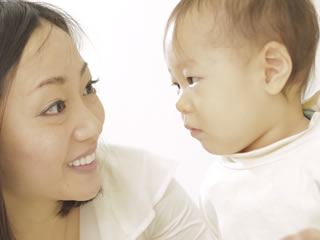 病名や診断方法をパソコンで調べる赤ちゃん