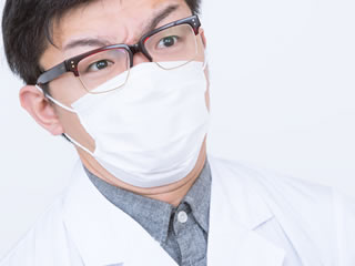 ノロウイルスを睨みつける医者