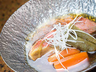 豪華に飾り付けられた魚の煮付け