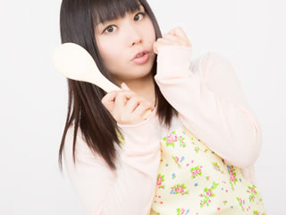 料理上手の妊娠している女性