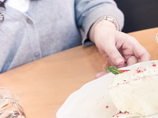 お昼ごはんをスイーツで済ます女性