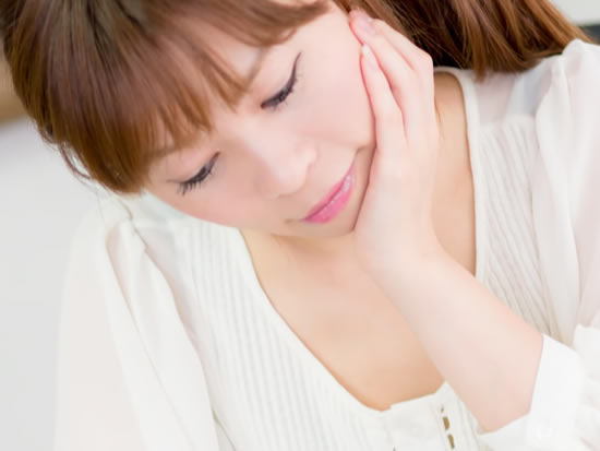 つわりについて調べている女性