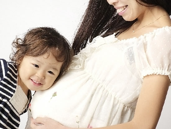 胎動を聞く子供