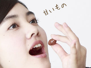 お菓子を食べる女性