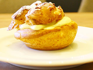 皿の上の1個のシュークリーム