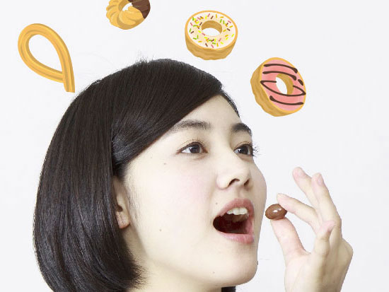 お菓子を食べる女性