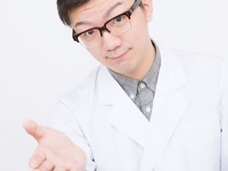 インフルエンザについて説明する医者