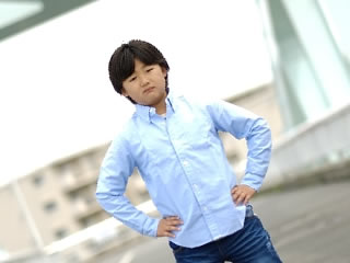 仁王立ちする頑固な男の子