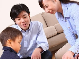 両親の愛情をいっぱい受けて育つ男児