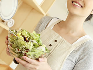 自然治癒のためにサラダを食べる主婦