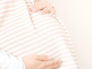 妊婦のおなかとピンクの服