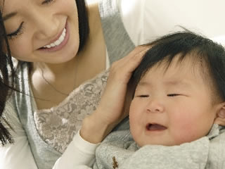 子供のために献身的にお世話する女性