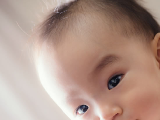 薄毛に悩む新生児