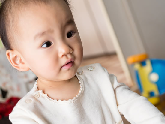 髪の話題を出されて立ち上がる赤ちゃん