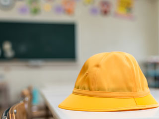幼稚園の机に置かれた制帽