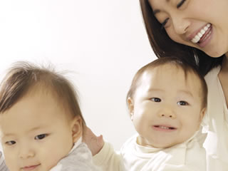 2人の子供を育てる頑張りやの母親