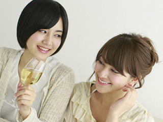ランチで一息つきながら談笑するママ友