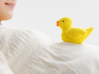 かゆみを我慢して生まれてくる赤ちゃんを思い浮かべる母親
