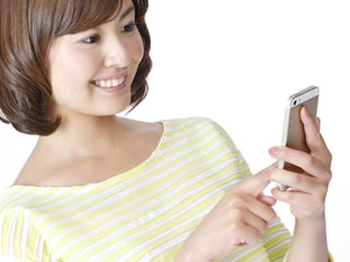 かゆみが止まらず皮膚科に連絡する女性