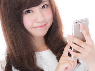 スマホで子育ての息抜きをする女性