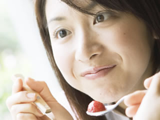 ママ友に子供の成長痛について聞いている女性
