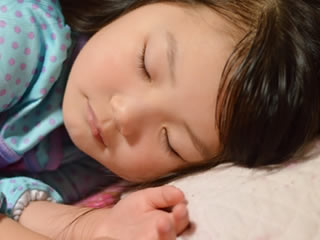 成長痛に悩む睡眠中の子供