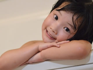 お風呂で乾燥肌対策をする子供