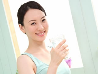 乾燥肌対策で水分補給する女性