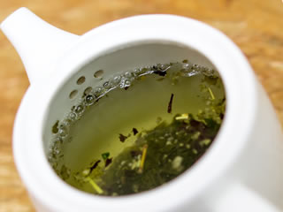 顔のむくみに効果的なお茶