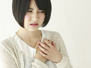 乳腺炎に悩まされる母親