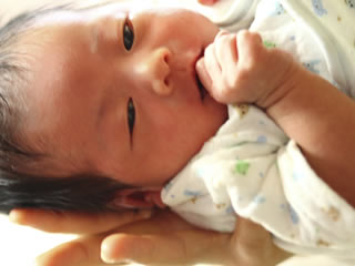 毛布に包まれた生まれたての新生児