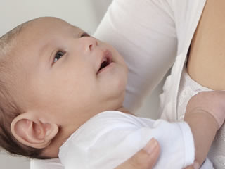 母親が大好きで見つめる新生児