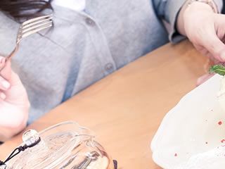 リフレッシュのためにランチをする女性
