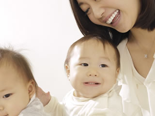 赤ちゃんへの影響を考えながら子育てする母親