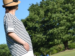 公園に出かけた妊娠中の女性
