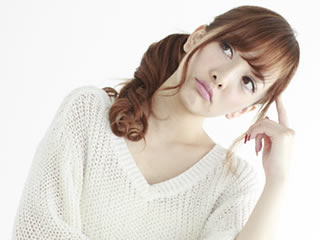 無痛分娩について考える女性