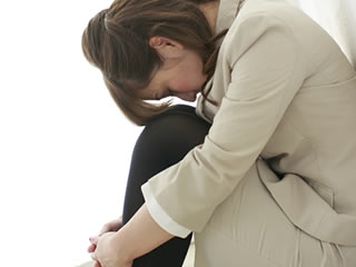デメリットを聞いて落ち込む女性