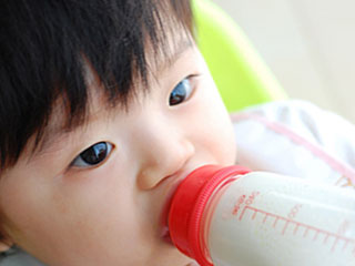 哺乳瓶を咥える赤ちゃん