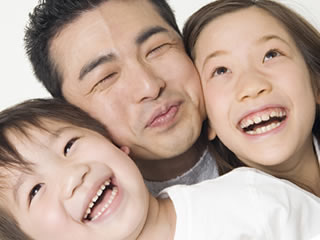 スケンケアをする仲良し親子